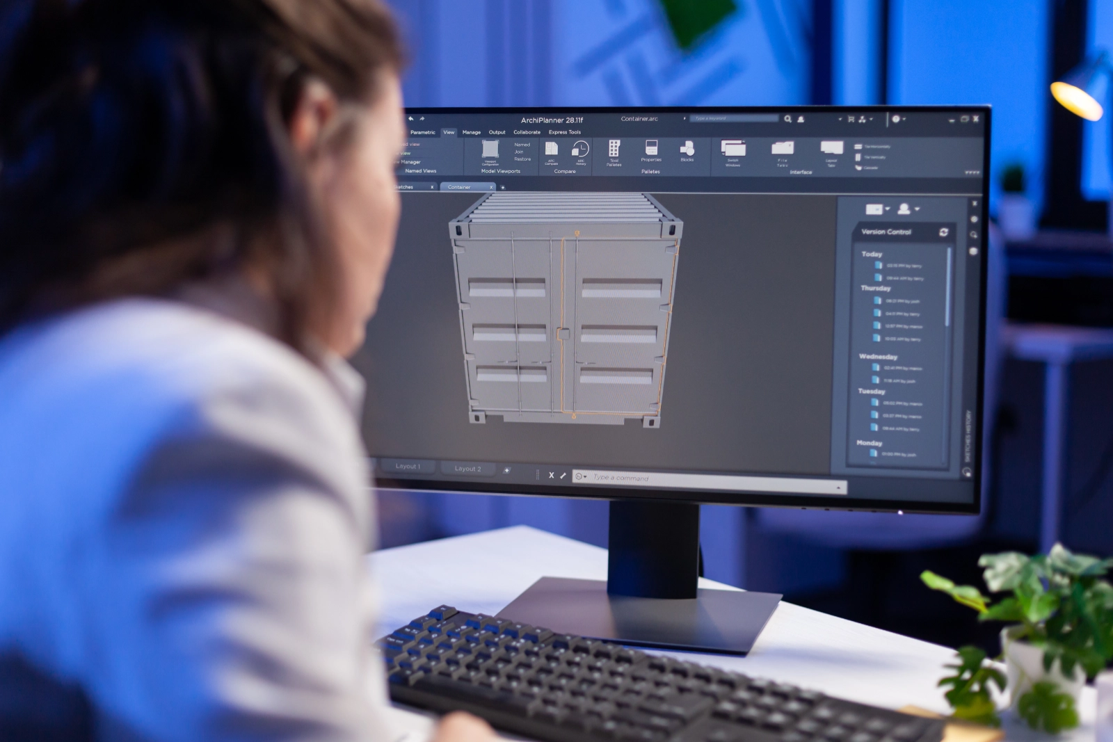 Kobieta projektująca w konfiguratorze 3D na ekranie komputera model kontenera.